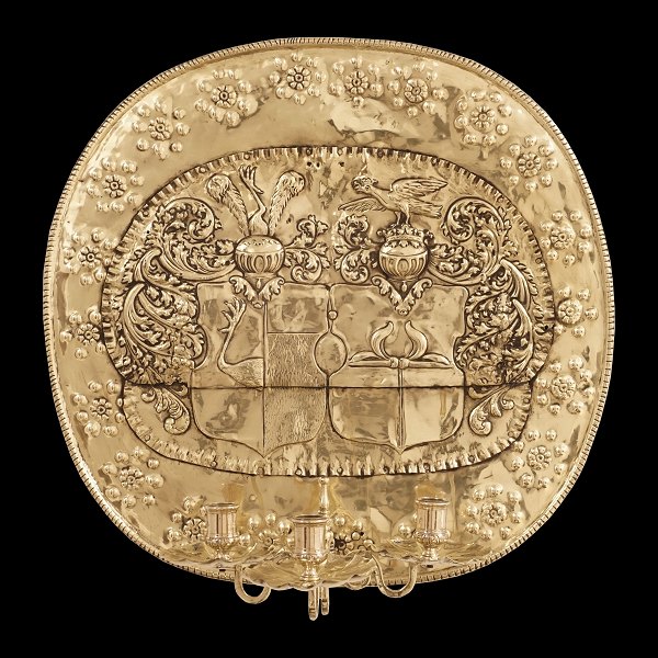 Large brass blaker from the castle Aalhom, Denmark. Circa 1750. Size: 46x48cm