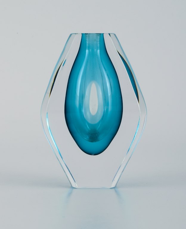 Murano vase in blue and clear hand-blown art glass.
Italian design, 1970s.