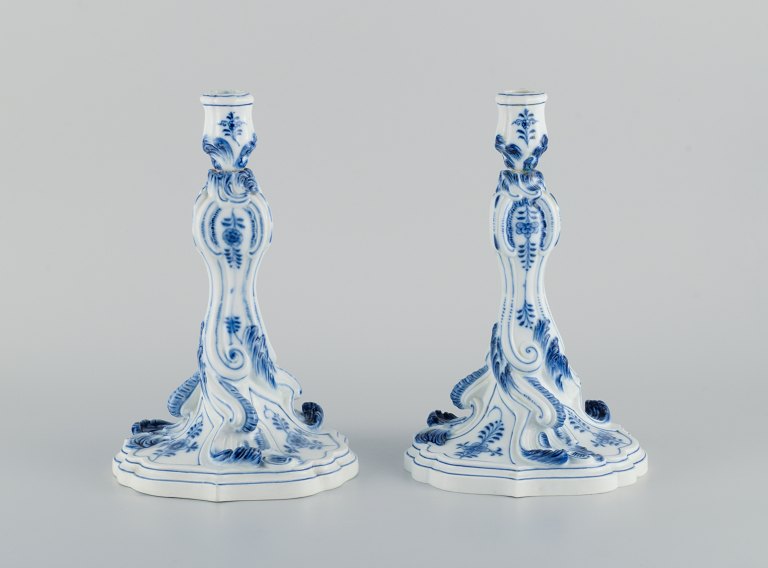 Meissen, Tyskland. Et par store antikke løgmønstret lysestager.
1800-tallet.