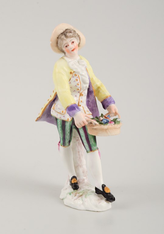 Antagelig tysk porcelænsfigur, herre med blomsterkurv, 1800-tallet. 
Utydeligt signeret. Håndmalet.