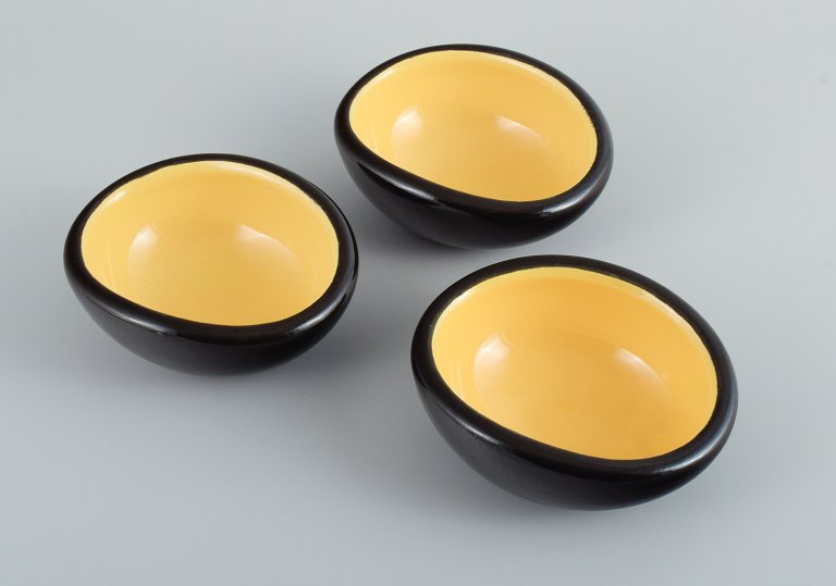 Keramos, Sèvres, Frankrig.
3 unika keramikskåle glaseret i gult og sort.
