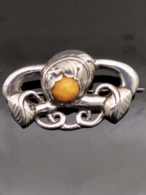 Art nouveau 830s brooch