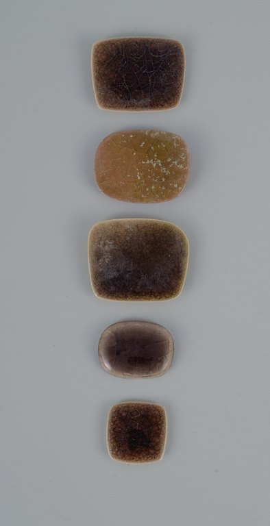 Ole Bjørn Krüger (1922-2007), Danish sculptor and ceramicist.
Five unique brooches in glazed stoneware in shades of brown.