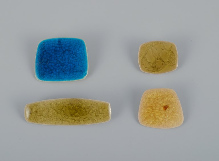 Ole Bjørn Krüger (1922-2007), Danish sculptor and ceramicist.
Four unique brooches in glazed stoneware in shades of blue and yellow.