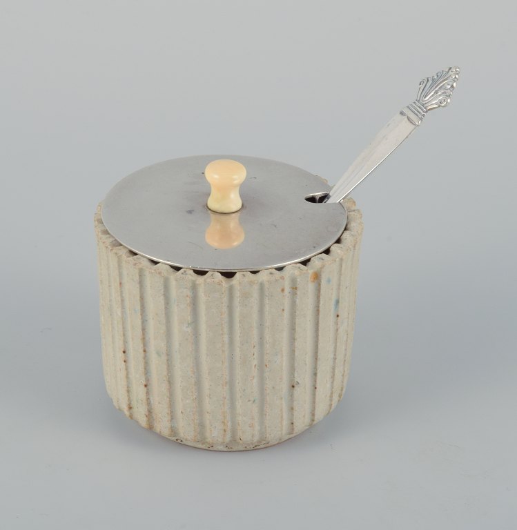 Arne Bang, ceramic honey jar in grooved design. Sand colored glaze.
Model 128.