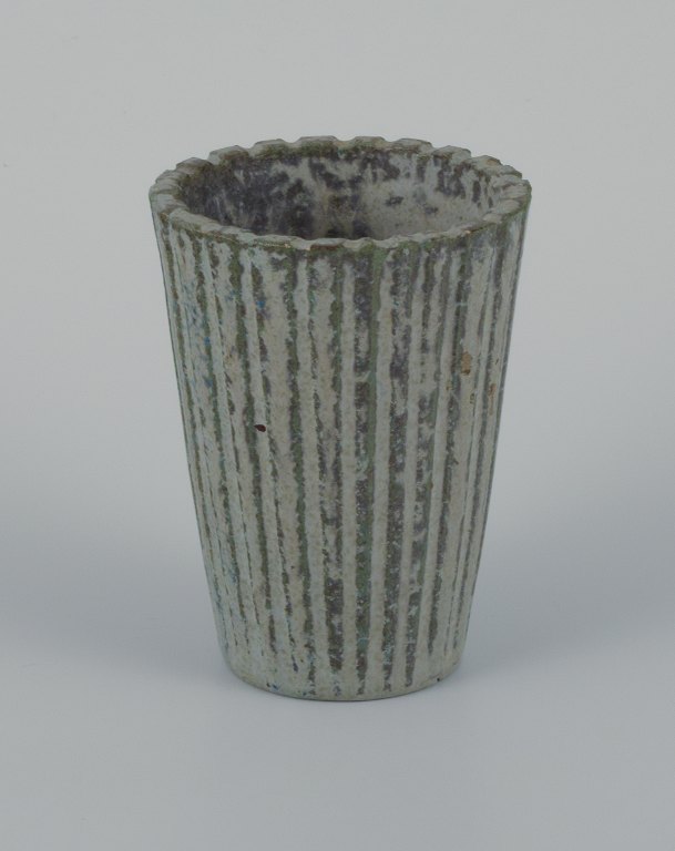 Arne Bang, small ceramic vase in fluted design speckled glaze in blue-grey 
tones.
1940/50s.