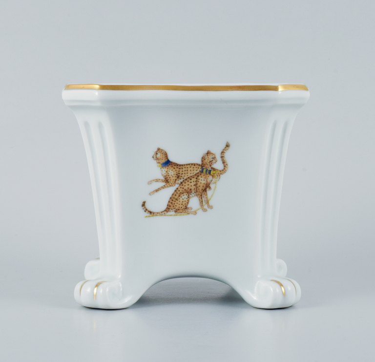 Porcelaine de Paris (Décor - Chasses Royales).
Flower pot hand decorated with cheetahs and gold decoration.