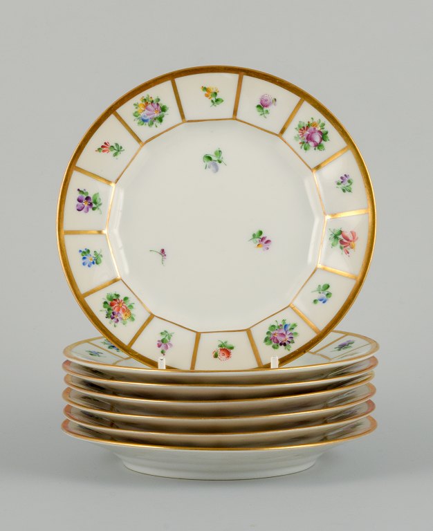 Royal Copenhagen Henriette.
Håndmalet porcelæn, syv kagetallerkner.
Modelnummer 444/8553.