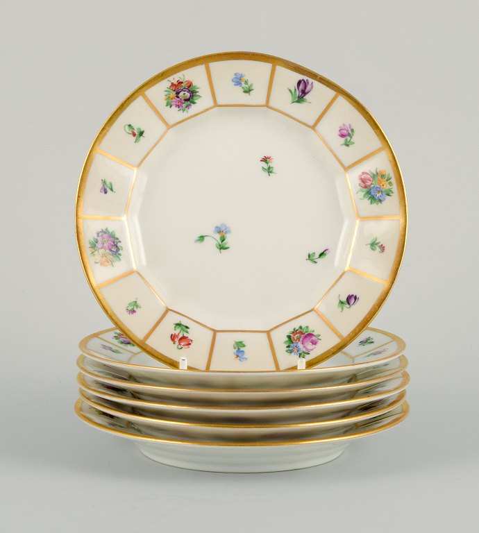 Royal Copenhagen Henriette.
Hand painted porcelain, six cake plates.