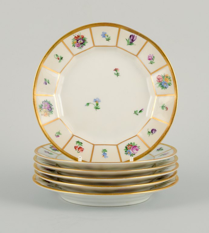 Royal Copenhagen Henriette.
Håndmalet porcelæn, seks kagetallerkner.
Modelnummer 444/8553.