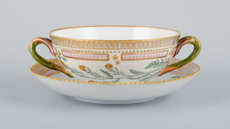 Royal Copenhagen Flora Danica boullion cup with saucer in hand-painted porcelain 
with branch-shaped handles, flowers and gold decoration. 
PROVENANCE : VALDEMARS CASTLE