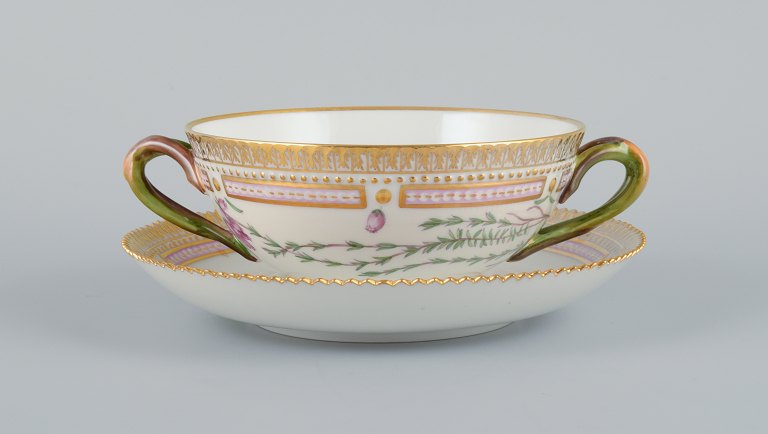 Royal Copenhagen Flora Danica boullionkop med underkop i håndmalet porcelæn med 
grenformede hanke, blomster og gulddekoration. 
PROVENIENS : VALDEMARS SLOT
Modelnummer 20/3612.  
