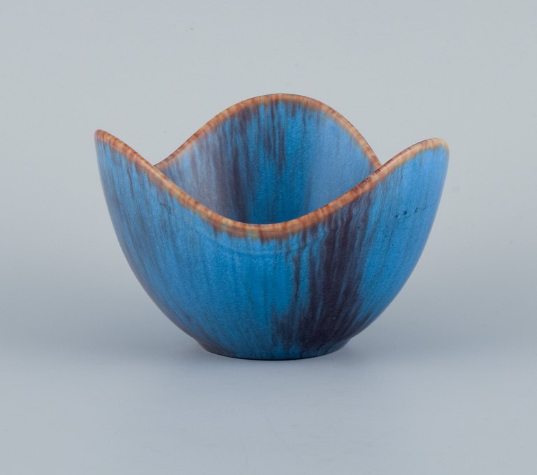 Gunnar Nylund (1904-1997) for Rörstrand, ceramic bowl in shades of blue and 
brown.