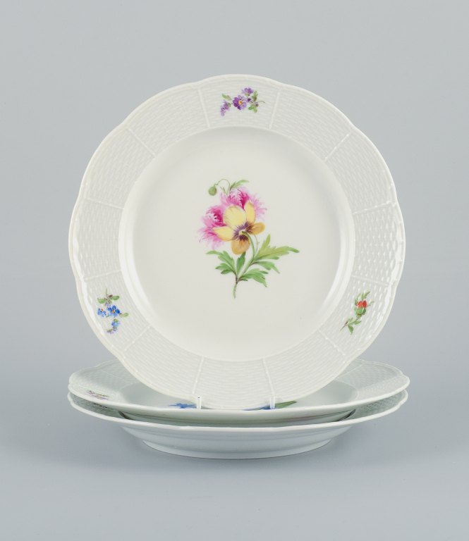 Meissen, et sæt på tre middagstallerkner i porcelæn.
Håndmalet med blomstermotiver.