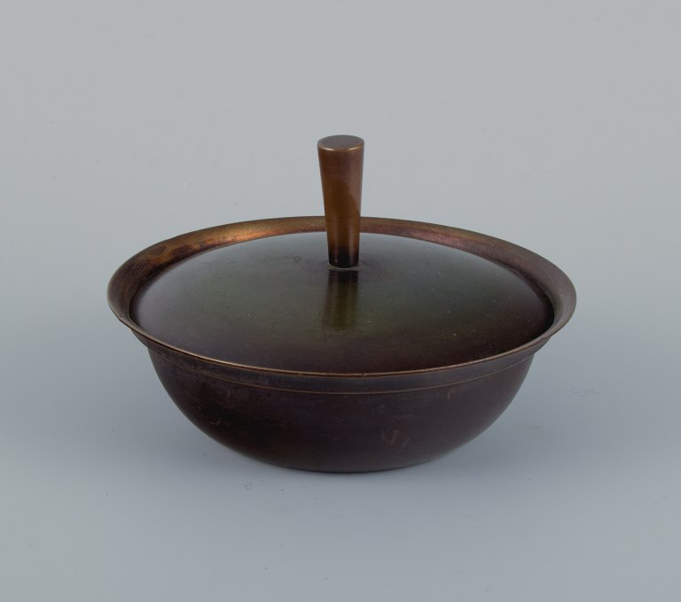 Style of Just Andersen, Art Deco bowl with lid in bronze.