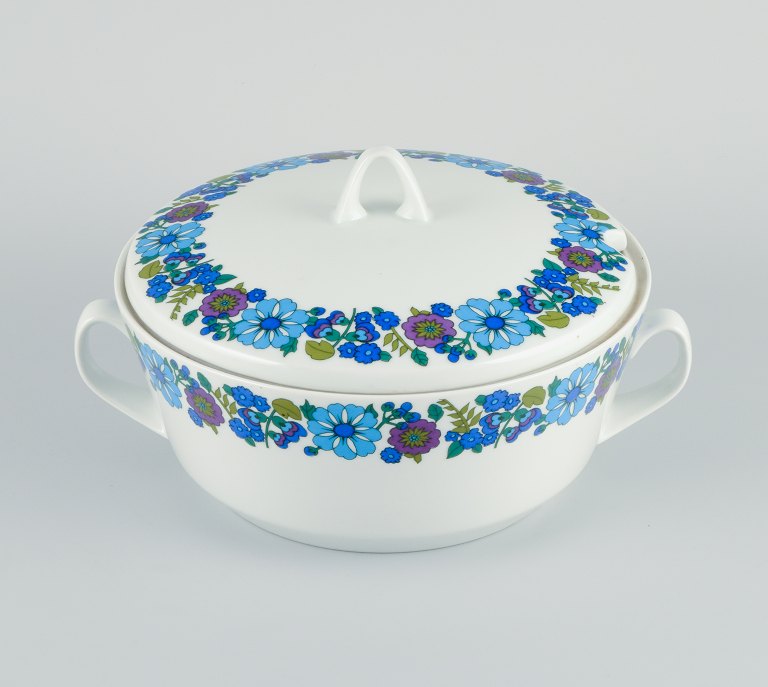 Paar, Bavaria, Jaeger & Co, Germany.
Large porcelain lidded tureen with floral motif.