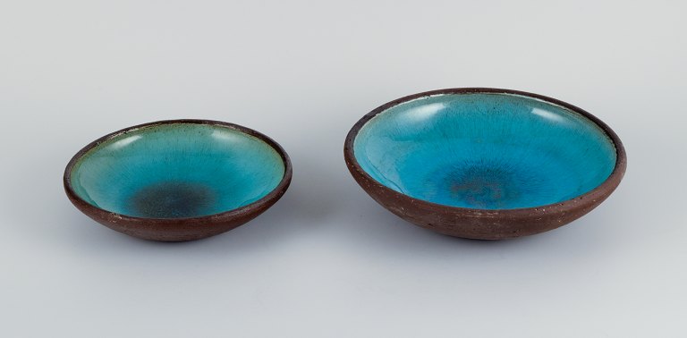 To store retro unika keramikskåle med glasur i turkise toner.