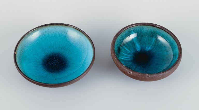 OSA, Danmark.
To små retro unika keramikskåle med glasur i turkise toner.