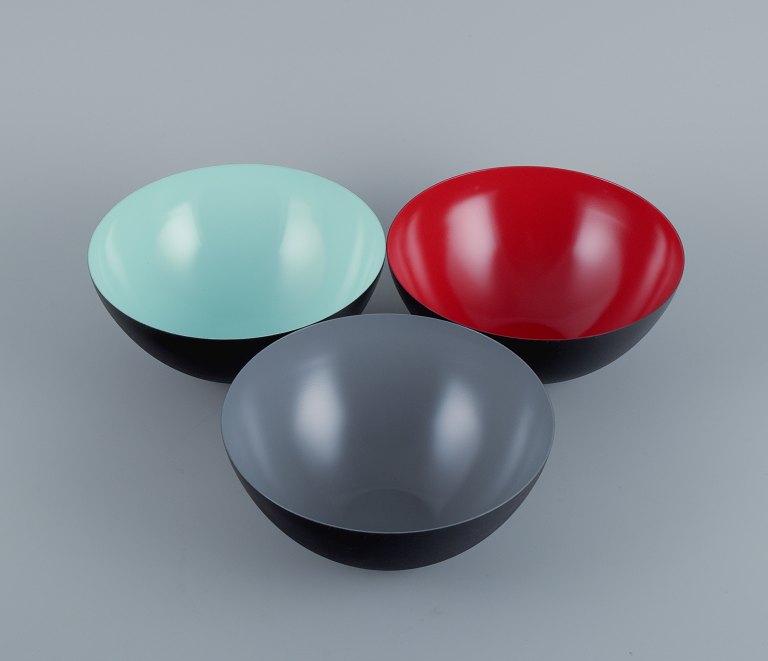 Three bowls in metal.
Grey, red and mint green.