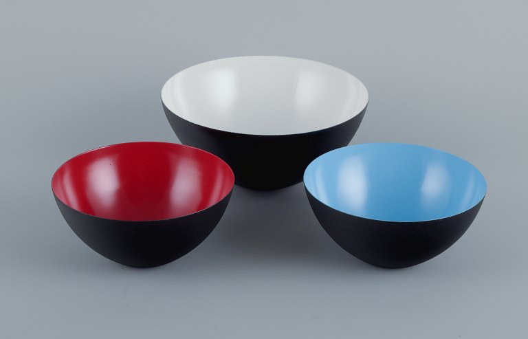 Three bowls in metal.
Blue, red and white.