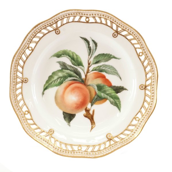 Royal Copenhagen Flora Danica fruit plate 3584. Nice condition. D: 22cm