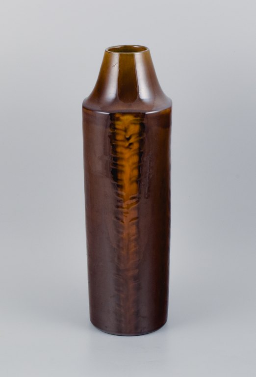 Jacob Bang (1932-2011) for Hegnetslund, Denmark. Large ceramic vase with 
beautiful glaze in light brown and orange shades.