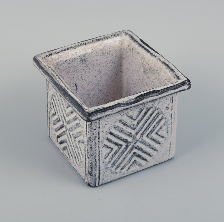 Nils Kähler for Kähler. Square vase in glazed stoneware.
Beautiful grey-black double glaze.