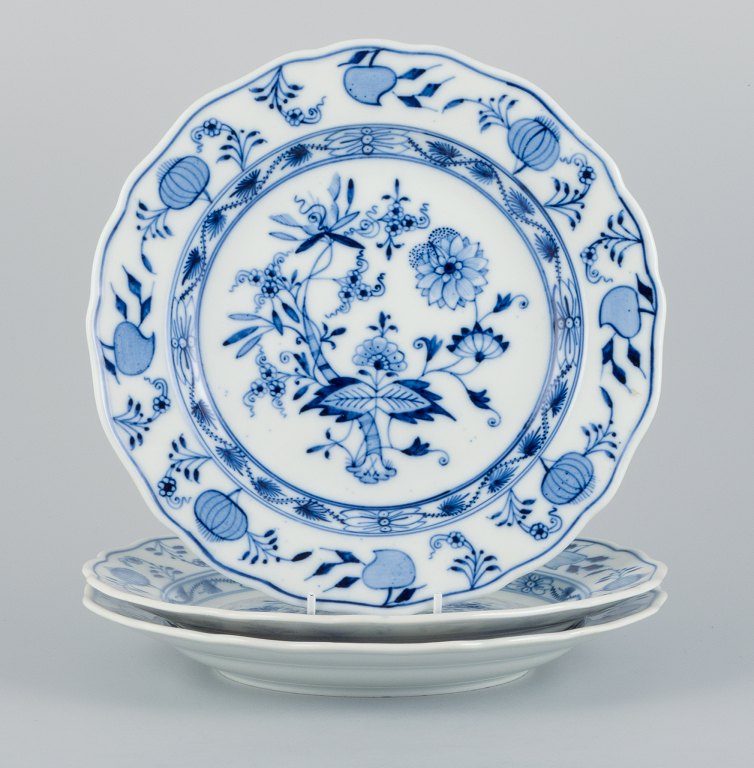 Meissen, Blue Onion pattern, a set of three hand painted dinner plates.
Early 20th century.