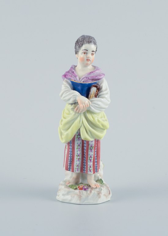 Meissen, Tyskland, porcelænsfigur. Overglasur.
Ung kvinde med bog.