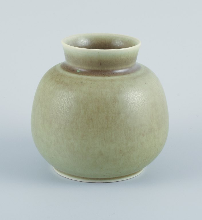 Per Linnemann-Schmidt (1912-1999) for Palshus, Danmark. 
Keramikvase i harepelsglasur med grønne toner.