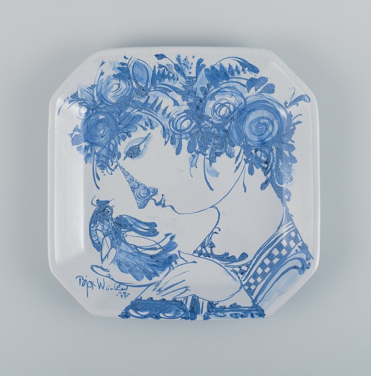 Bjørn Wiinblad, Det Blå Hus, kvadratisk unika-skål med motiv af kvinde og fugl.