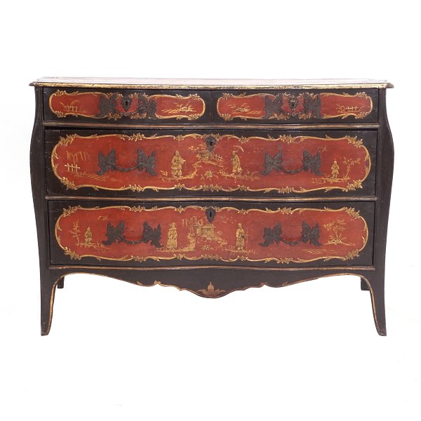 Red and black laquered Regence chest of drawers with gilt chinoiserie. Italy 
circa 1750. H: 86cm. W: 133cm. D: 58cm