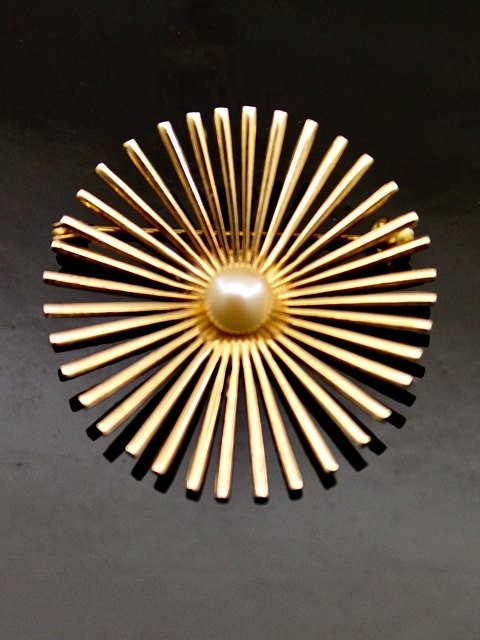 14 carat gold brooch