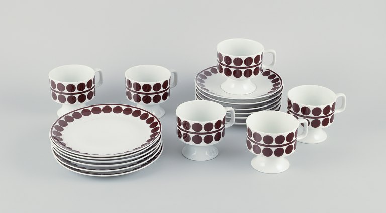 Eschenbach, Tyskland, et sekspersoners retro kaffeservice i porcelæn.
Designet med brune prikker.