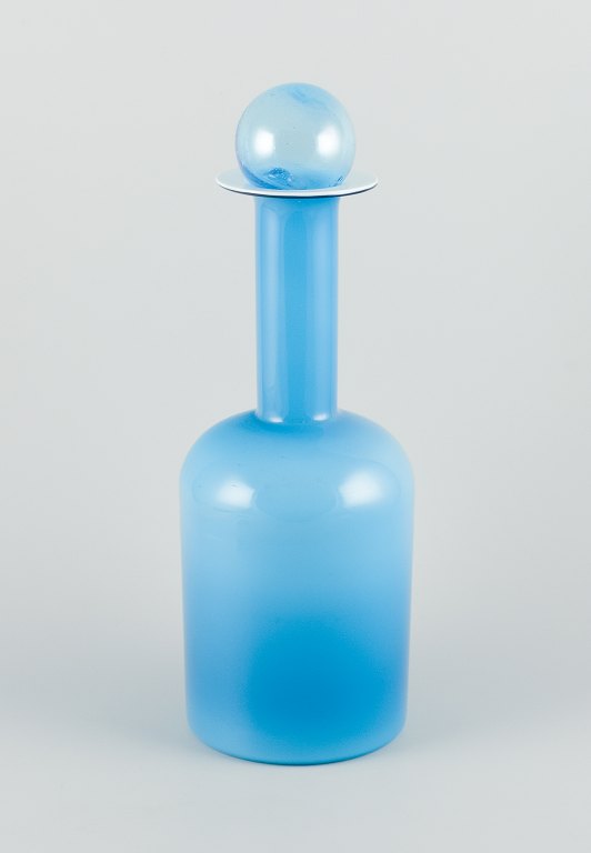 Otto Brauer for Holmegaard. Vase/flaske i turkis mundblæst kunstglas med lyseblå 
kugle.