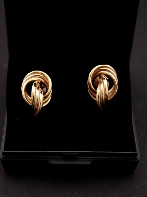 14 carat gold ear studs