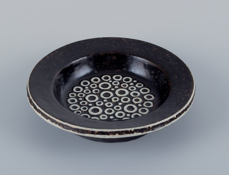 Britt-Louise Sundell (1928-2011) for Gustavsberg Studiohand, Sweden, ceramic 
bowl in dark brown and sand-colored glaze.