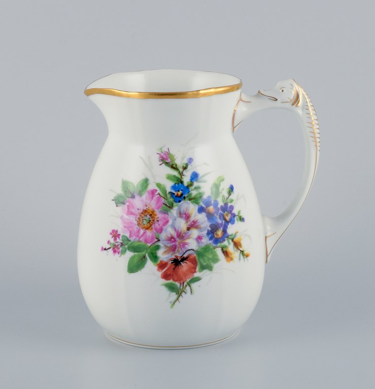 Bing & Grøndahl, porcelænskande dekoreret med polykrome blomster med hank i form 
af søhest.