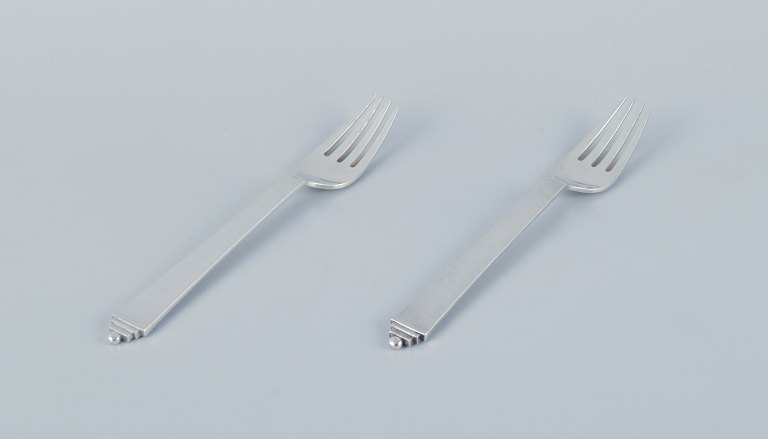 Georg Jensen Pyramide, to middagsgafler i sterlingsølv.