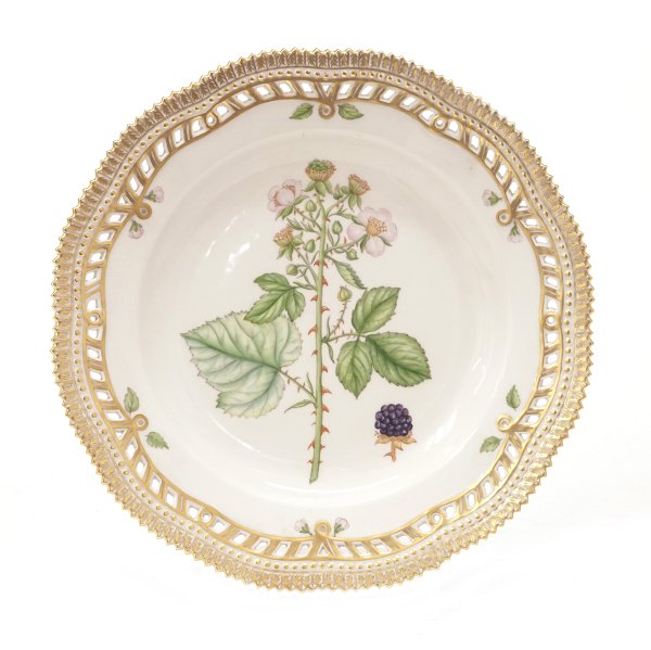 Flora Danica tallerken. Royal Copenhagen Flora Danica middagstallerken med 
hvælvet og gennembrudt fane model 3553. "Rubus vestitus Whe.". Diamterer 25,5cm.