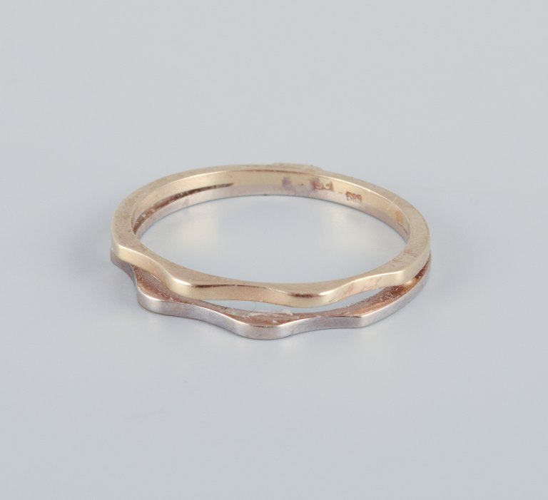 14 karat gold ring in white gold and rose gold. Modernist design.