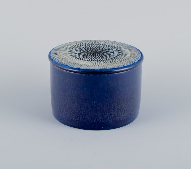 Herta Bengtsson for Rörstrand, sjælden lågkrukke i keramik med glasur i blå 
toner. Mønster på lågets top.