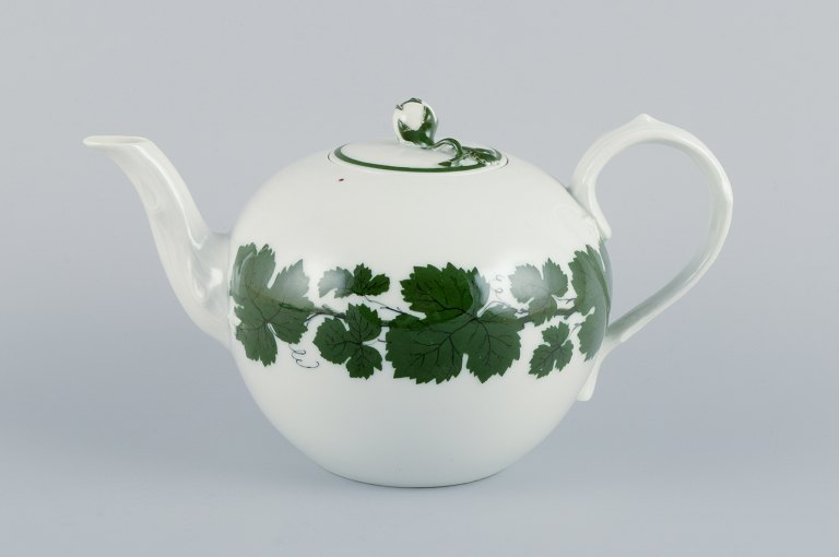 Meissen Green Ivy Vine, large teapot. Lid with a flower bud.