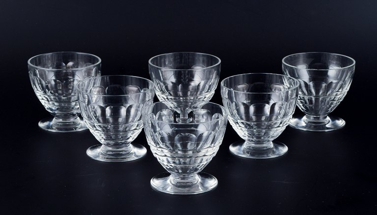 Baccarat, Frankrig, et sæt på seks ”Charmes” Art Deco hvidvinsglas i klart 
krystalglas. Facetslebet.