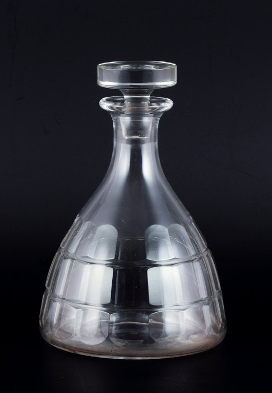 Baccarat, Frankrig, ”Charmes” Art Deco vinkaraffel i klart krystalglas. 
Facetslebet.