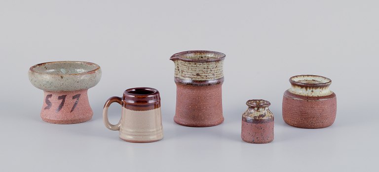 Mogens Nielsen, Nysted / Stouby Keramik, and others.
Five pieces of handmade ceramic in shades of brown.