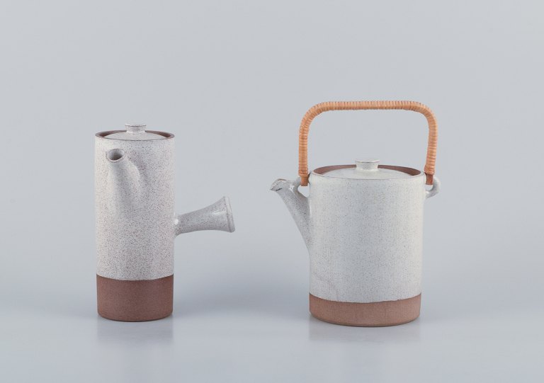 Aage Rasmus Selsbo (1926-1996), Danish ceramic artist, teapot and coffee pot in 
unique stoneware. Sleek Scandinavian design.