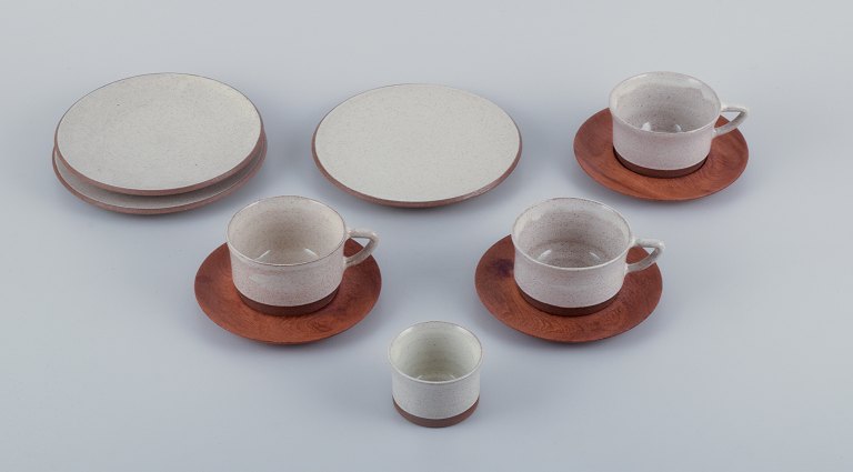 Aage Rasmus Selsbo (1926-1996), dansk keramiker, et trepersoners kaffeservice i 
unika stentøj med underkopper i træ. Stilrent skandinavisk design.