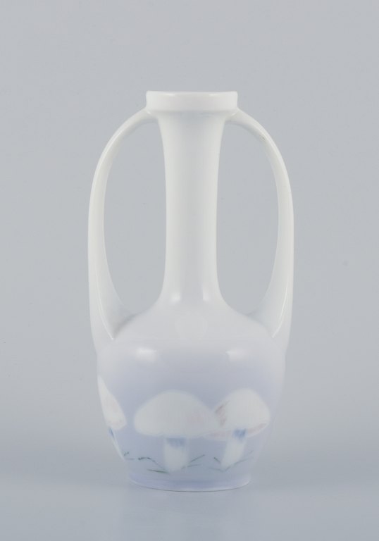 Royal Copenhagen, Art Nouveau vase med hanke med svampemotiv.