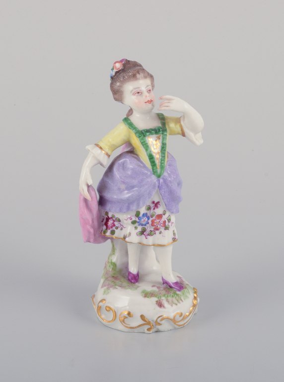 Antik tysk porcelænsfigur. Ung kvinde i fine klæder. Håndmalet i polykrome 
farver.